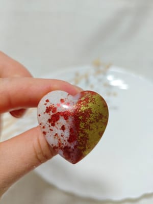 ❤️🤍 Mărțișorul Perfect: Broșă Inimă Alb-Roșu - Thumbnail 1